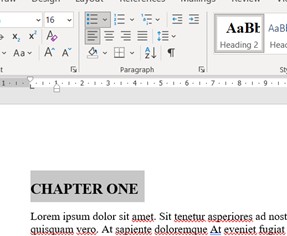 Vista de encabezado de capítulo en Word con estilo Heading 2, en mayúsculas y sombreado, que puede causar inconsistencias en la estructura del eBook tras la conversión.
